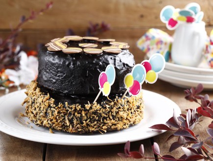 עוגת יום הולדת קומותיים (צילום: אפיק גבאי, mako אוכל)