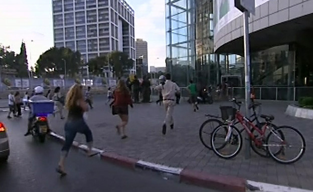 תופסים מחסה בתל אביב (צילום: חדשות 2)