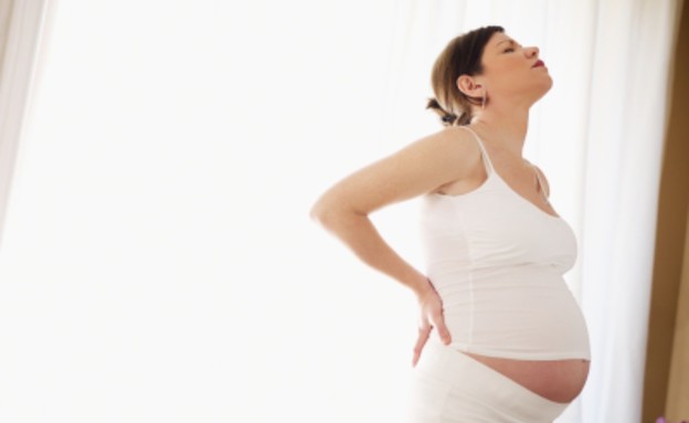 אישה בהריון סובלת מחום (צילום: diego_cervo, Istock)