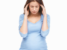 אישה בהריון סובלת מכאב ראש (צילום: GlobalStock, Istock)