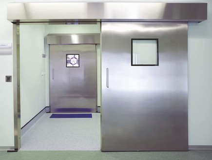 ניתוחים פלסטיים חרדיות - כניסה לחדר ניתוח (צילום: צילום מסך)
