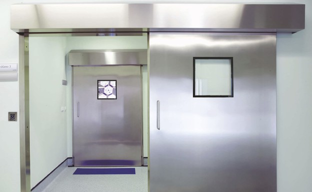 ניתוחים פלסטיים חרדיות - כניסה לחדר ניתוח (צילום: צילום מסך)