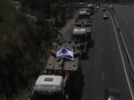 צפו: שיירת מובילי טנקים בכביש 1