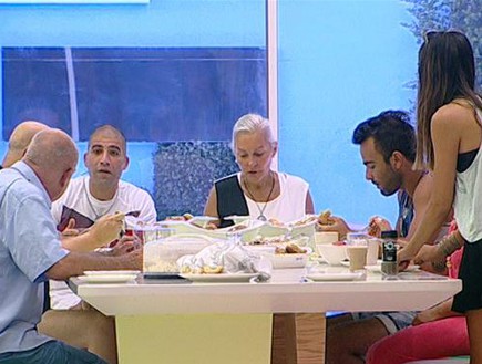 הדיירים אוכלים ארוחת בוקר (תמונת AVI: אורטל דהן)
