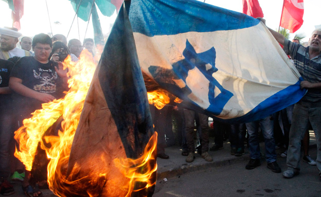 "ישראל מענישה את הפלסטינים" (צילום: רויטרס)