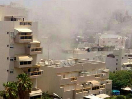 עשן בין הבניינים אחרי פגיעת הרקטה
