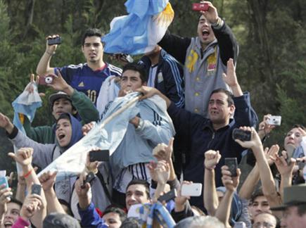 אוהדי ארגנטינה חיכו לשחקנים (צילום: ספורט 5)