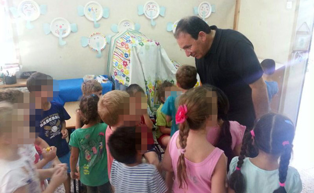 ראש העיר דב צור מבקר בגן הילדים (צילום: דוברות עיריית ראשל"צ)