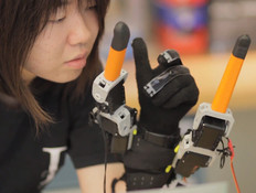 כפפה רובוטית (צילום: Melanie Gonick, MIT)