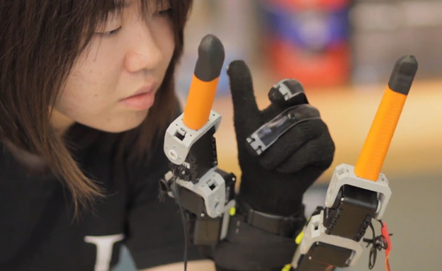 כפפה רובוטית (צילום: Melanie Gonick, MIT)