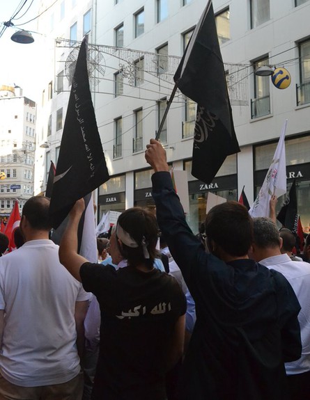 הפגנת פרו-חמאס באיסטנבול (צילום: mako)