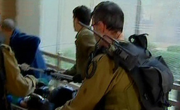 חיילי צהל מפנים חייל פצוע בבאר שבע (צילום: חדשות 2)