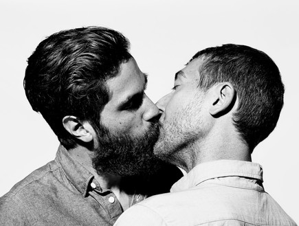 שני גברים מתנשקים