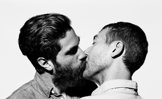 שני גברים מתנשקים