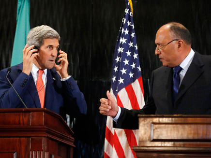 מזכיר המדינה קרי ושר החוץ של מצרים (צילום: AP)