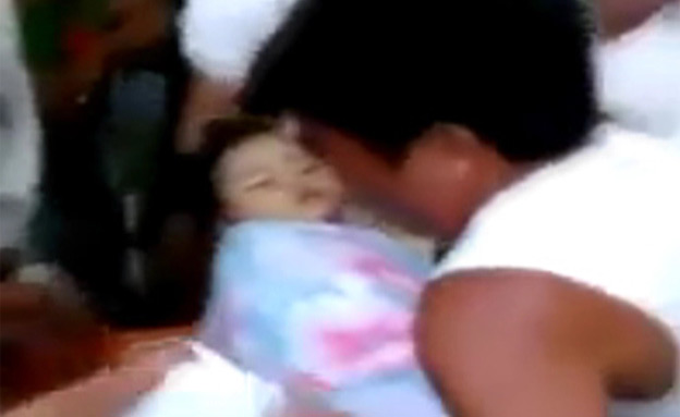 תינוקת פיליפינית התעוררה בזמן הלוויה (צילום: חדשות 2)