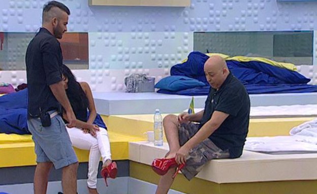 מיקי בחון את נעלי העקב