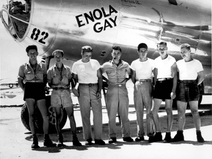 צוות אנולה גיי 1945 (צילום: AP)