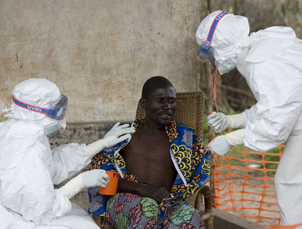 מטפלים בהתפרצות האבולה במערב אפריקה (צילום: ap)