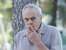 רוני דניאל מעשן (צילום: עודד קרני)