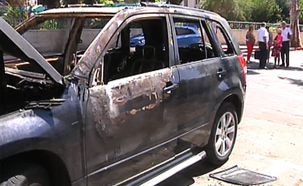 חשד: רכב הוצת בי-ם על רקע לאומני (צילום: חדשות 2)
