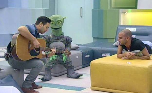 הראל מויאל בעיבוד מפתיע לשיר של אחי הראל מויאל בעיבוד מפתיע לשיר של אחי