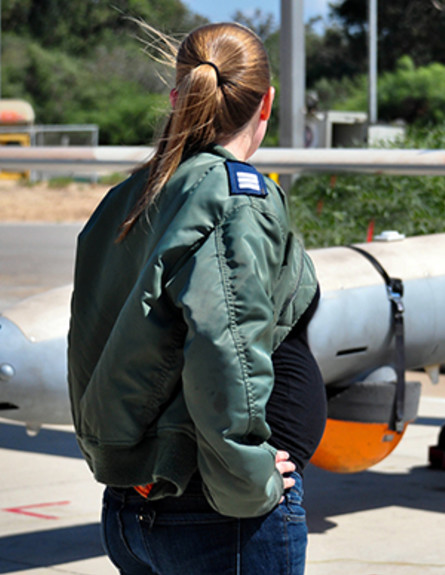 מפעילת מלטים בהריון (צילום: גיא אשש, אתר חיל האוויר)