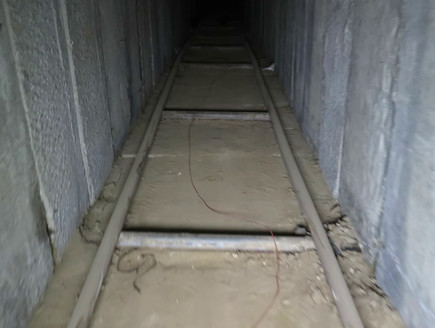 שי גל במנהרה בעזה (צילום: צחי ירון)