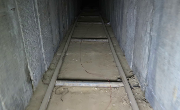 שי גל במנהרה בעזה (צילום: צחי ירון)