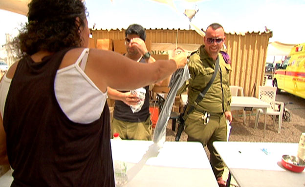 "כביש הרעב" הפך לאתר חלוקה לחיילים "כביש הרעב" הפך לאתר חלוקה לחיילים