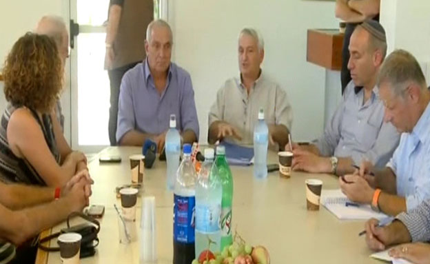 אהרונוביץ' והתושבים (צילום: חדשות 2)