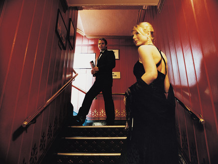 זוג עולה במדרגות (צילום: אימג'בנק / Thinkstock)