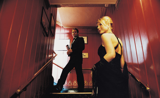 זוג עולה במדרגות (צילום: אימג'בנק / Thinkstock)