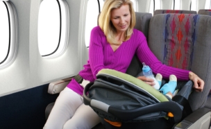 אם ותינוקת במטוס (צילום: Gene Chutka, Istock)