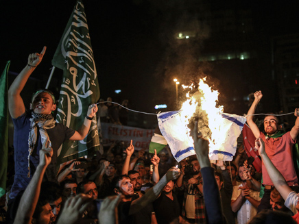 הפגנות נגד ישראל בטורקיה בחודש שעבר (צילום: AP)