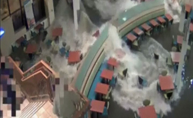 צפו: הצפה הרסנית נקלטה במצלמות האבטחה (צילום: רויטרס)