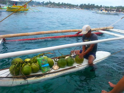 עובר כל גבול הפיליפינים - מוכר קוקוס בבורקאי (צילום: ג'וב הרגיל)