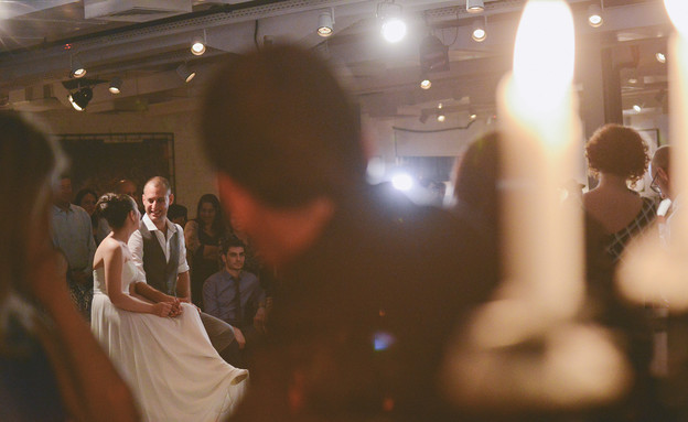 רגע בחתונה (צילום: תום ברטוב)