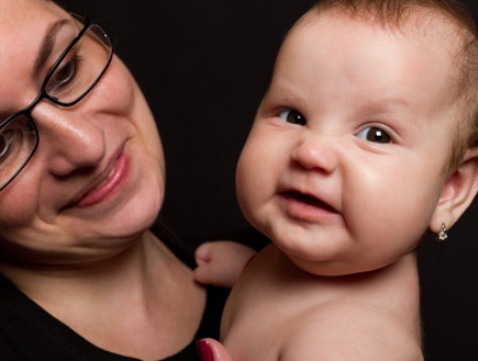 תינוק עם עגילים (צילום: אימג'בנק / Thinkstock, מערכת מאקו הורים)