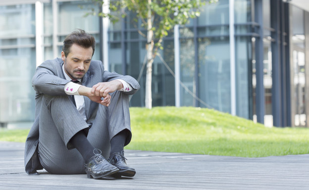 איש מדוכא לאחר פשיטת רגל של העסק (צילום: אימג'בנק / Thinkstock)
