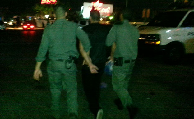 אחד המפגינים מעוכב לחקירה, הערב (צילום: עזרי עמרם,חדשות 2)