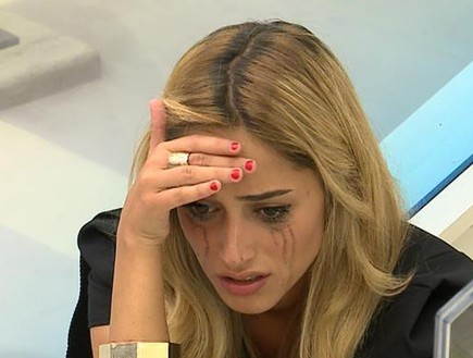 דנית בוכה (תמונת AVI: אורטל דהן, שידורי קשת)