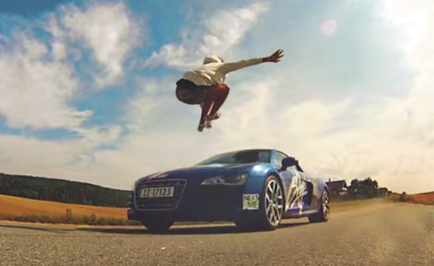 קפיצה מעל אודי R8 נוסעת