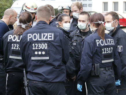 כוחות הביטחון מחוץ לבניין בברלין (צילום: רויטרס)