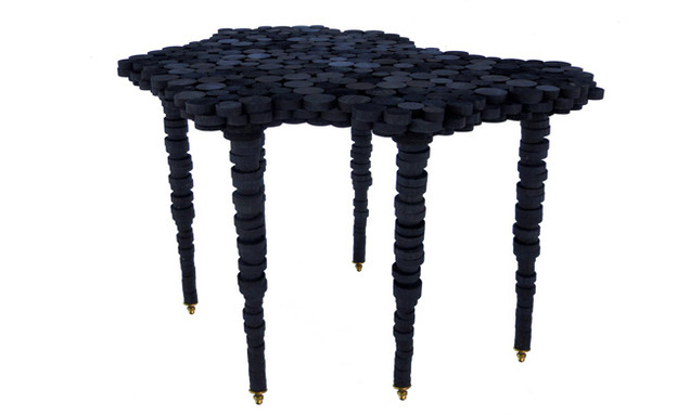 שולחן כפיסי עץ שחור של מריה ווסטברג, צילום mariawe (צילום: mariawesterberg.se)
