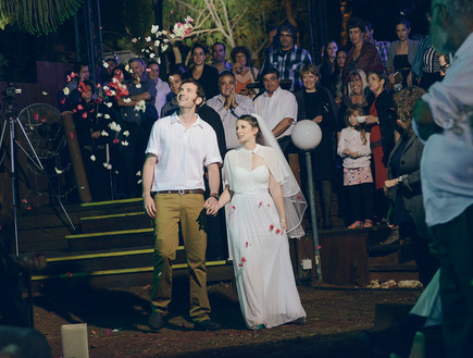 רגע בחתונה (צילום: תום ברטוב)