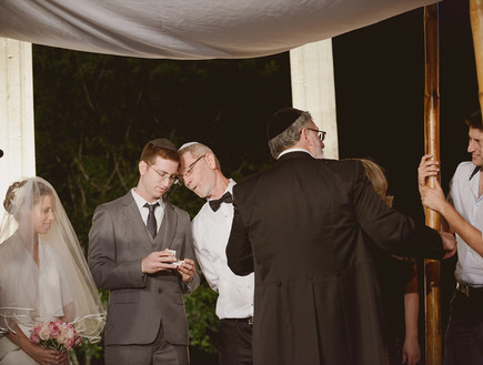 רגע בחתונה (צילום: תום ברטוב. הפקה: שי סגל)