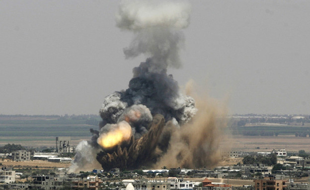 פיצוץ בטח בנוי בצוק איתן (צילום: Sakchai Lalit | AP)