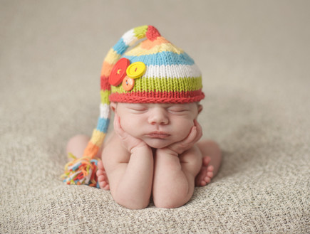 תינוק ישן עם כובע צבעוני (צילום: istockphoto)