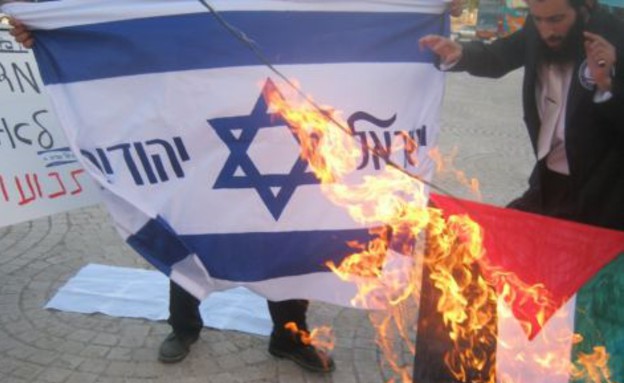 יהודים שורפים דגל פלסטין (צילום: סוכנויות הידיעות)